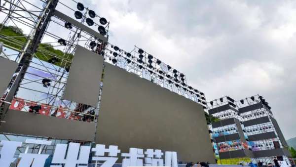 這場(chǎng)主題音樂節(jié)活動(dòng)本土特色夠足，啥也別想放縱嗨吧