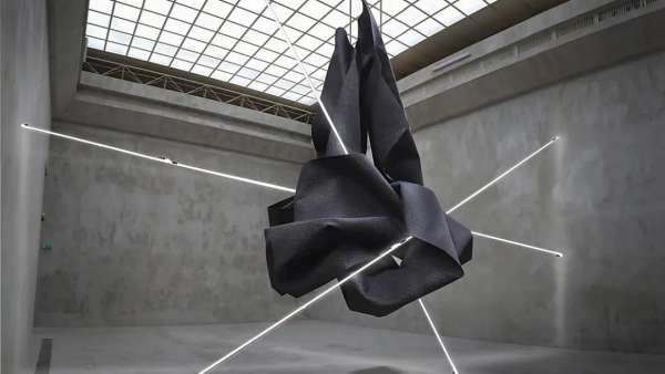 來自自然風(fēng)貌的這組藝術(shù)展覽活動(dòng)，都把物質(zhì)凝聚成了光