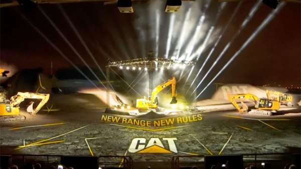 挖掘機產(chǎn)品發(fā)布會活動就是怎么霸氣怎么來，戶外沙箱嘆為觀止