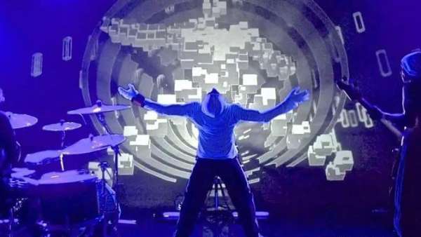 用動作就能操縱視覺的演出活動未來氣息滿滿，身臨其境的視覺效果很大膽