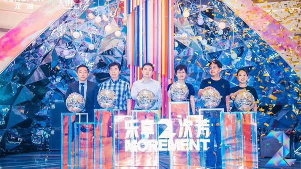 在舞臺上加上冰屏的開業(yè)慶典活動更炫彩，鐳射元素布場更切合活動主題