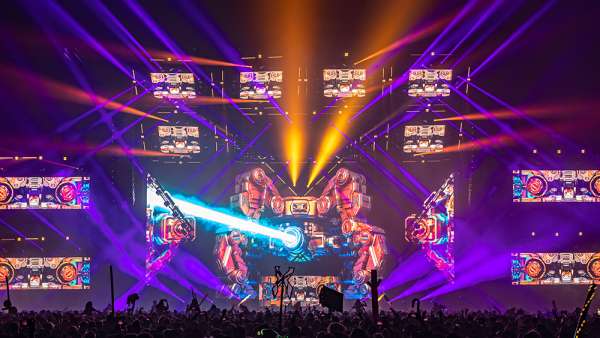 塔科馬巨蛋里的這場盛典活動驚艷了視覺，舞美設計更是杠杠的