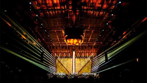 周年慶典活動(dòng)策劃的這個(gè)開幕活動(dòng)融合了不同領(lǐng)域的700名藝術(shù)家，燃爆現(xiàn)場