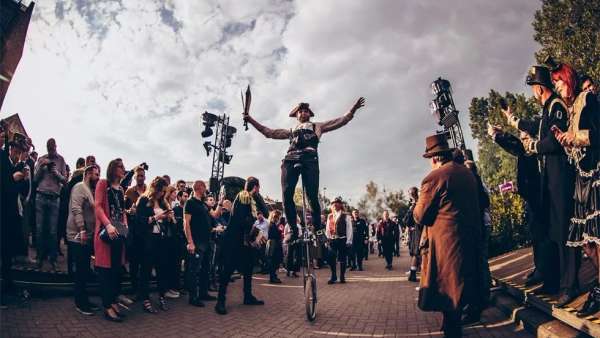 蒸汽朋克風格的員工派對活動轉身策劃成一個迷你的明日世界，酷酷酷