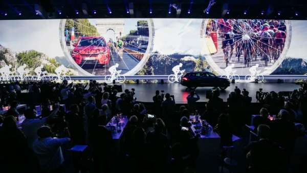 高空雜技演員在大型SUV發(fā)布會(huì)展覽活動(dòng)上的表演強(qiáng)化了活動(dòng)沉浸感