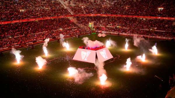梯形屏幕的舞美設(shè)計點(diǎn)燃了冠軍慶典活動現(xiàn)場，策劃亮點(diǎn)層層點(diǎn)亮現(xiàn)場