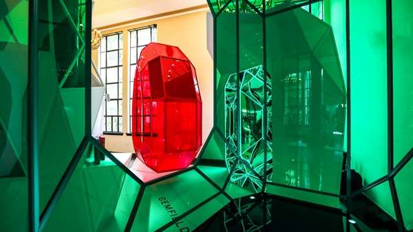 A Story in Every Gemstone品牌主題展覽活動創(chuàng)造了近距離了解有色寶石的機會