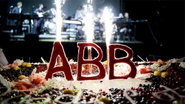 周年慶典派對(duì)活動(dòng)上創(chuàng)造的品牌標(biāo)志營(yíng)造了一個(gè)巧妙的視覺效果