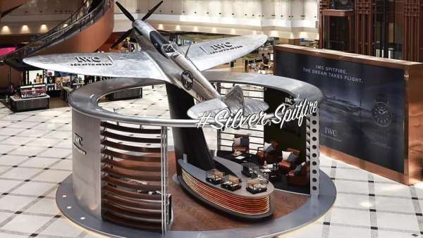 快閃展覽活動竟策劃了一架銀翼噴火戰(zhàn)斗機，高貴雅致與機械質(zhì)感撲面而來