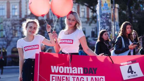 婦女節(jié)推廣活動策劃的主角是一個“超大”購物袋，好玩！