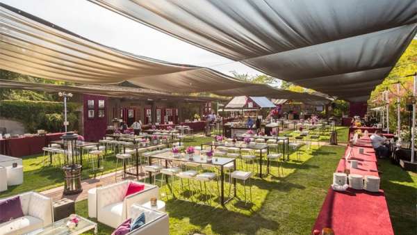 戶(hù)外派對(duì)活動(dòng)策劃的粉紅色窗簾搭建的露天帳篷舒適感極強(qiáng)