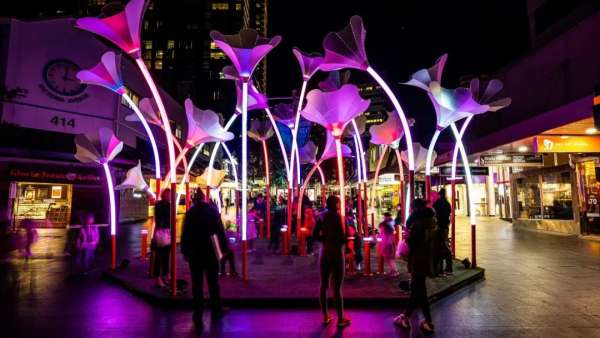 藝術(shù)展覽活動裝置留聲機(jī)，用巨大的“喇叭花”激活你安靜的夜晚