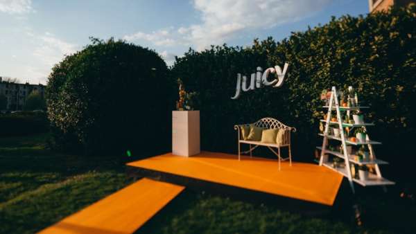 飲品的周年活動策劃了一場綠色的充滿正能量的派對活動