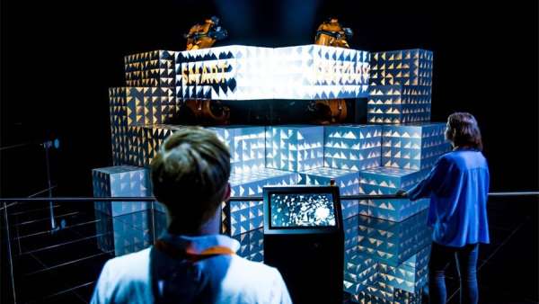 品牌新品發(fā)布展覽活動強化了視覺感官的重要性，展廳形式對比鮮明