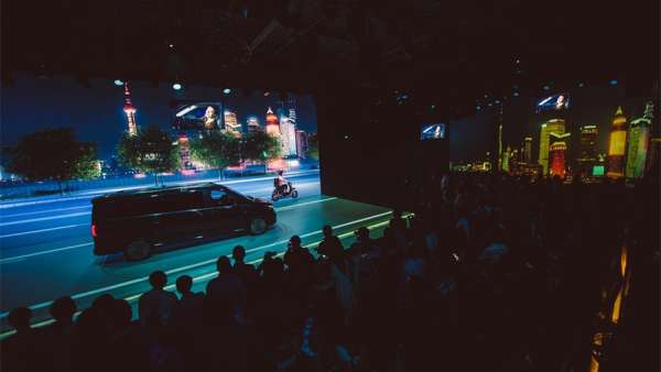 奔馳汽車發(fā)布會活動策劃的小劇場打破傳統(tǒng)，吸引了觀眾的吸引力