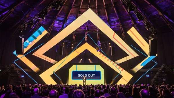 短期住宿峰會(huì)活動(dòng)策劃了內(nèi)容豐富的座談會(huì)，其舞美設(shè)計(jì)酷炫得不要不要的