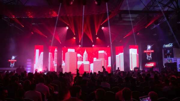 CocaCola年度活動(dòng)策劃的現(xiàn)場(chǎng)，把一個(gè)城市的生活方式表現(xiàn)得淋漓盡致