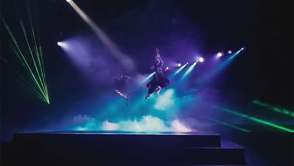 慈善晚會(huì)活動(dòng)專門(mén)策劃制作的旁白拉開(kāi)了盛典的序幕，空中表演更精彩