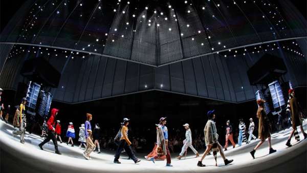 國內(nèi)服裝品牌發(fā)布會活動策劃的舞美驚艷了全場