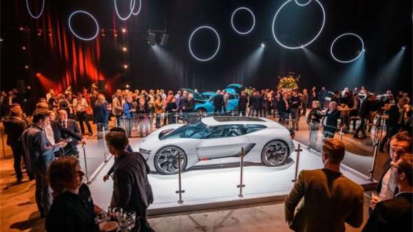 全電動汽車新品發(fā)布活動策劃用一段簡短的視頻展開了成功的幻想