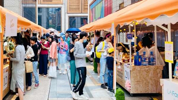 這個甜品嘉年華活動策劃得太甜蜜了，下雨都擋不住欣賞的腳步