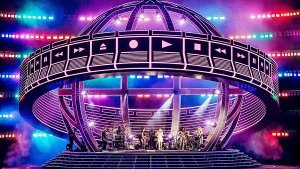 懷舊風(fēng)格的演唱會活動策劃了一個13.5米的巨大地球形狀舞臺