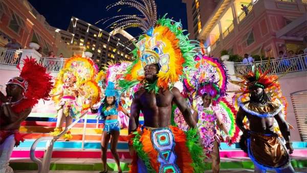 訂婚峰會的泳池歡迎派對活動策劃夠明亮，驚嘆的娛樂讓賓客驚呼