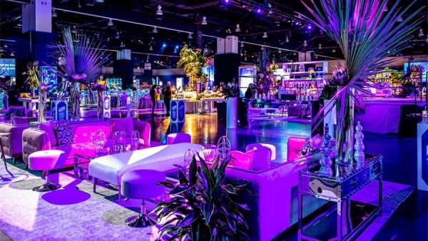 燈光色調(diào)也能策劃出高格調(diào)的派對(duì)活動(dòng)，看著就覺得奢侈