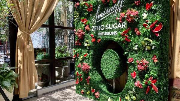 伏特加品牌的新品發(fā)布會(huì)活動(dòng)策劃的這面花藝形象墻秒成網(wǎng)紅打卡點(diǎn)