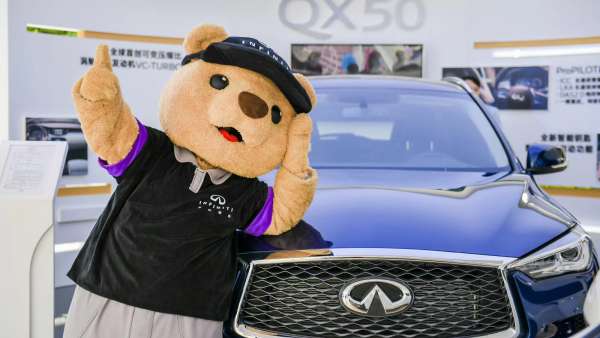 新英菲尼迪QX50快閃展覽活動(dòng)亮相上海久光百貨，雨后客流感人
