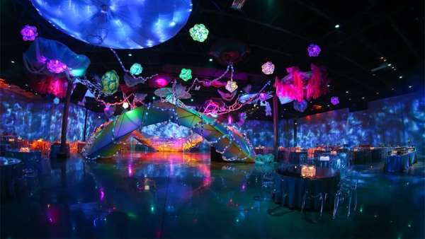霓虹燈主題派對活動(dòng)策劃的這個(gè)神奇空間分外美麗和夢幻