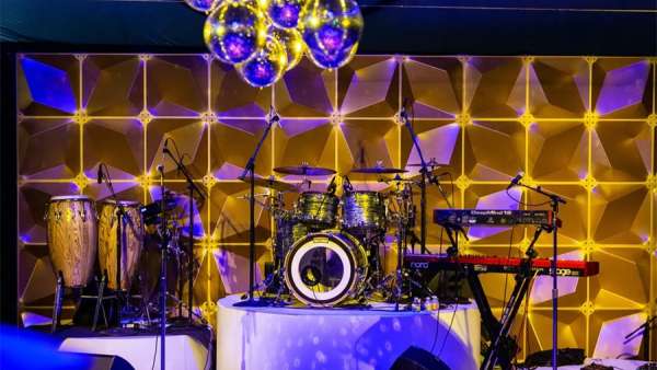 80年代的旱冰迪斯科風(fēng)格派對活動(dòng)喚醒了一代人的歡樂回憶