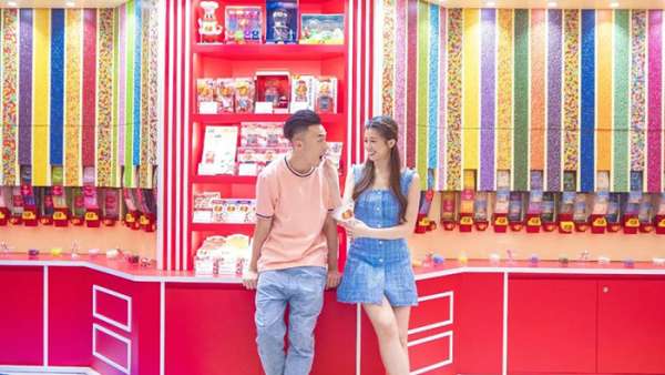 4000尺的糖果展覽活動準備了潮流打卡點，還能DIY棒棒糖呢