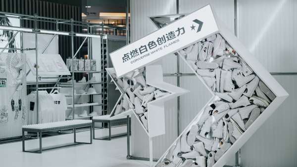 白色火焰快閃店展覽活動的火焰“燒”得很旺，還能現(xiàn)場個性化定制