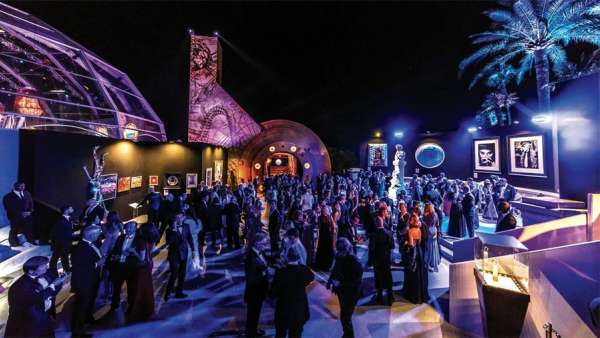 這場海底風格的慈善晚宴活動策劃的老式船艙通道太有意思了