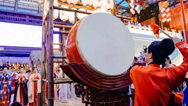 古代創(chuàng)意市集活動(dòng)現(xiàn)場驚現(xiàn)百余位漢服同胞，策劃表演體驗(yàn)十足