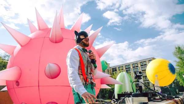 俄羅斯設(shè)計(jì)師的空間花粉藝術(shù)展覽活動(dòng)裝置色彩太豐富了