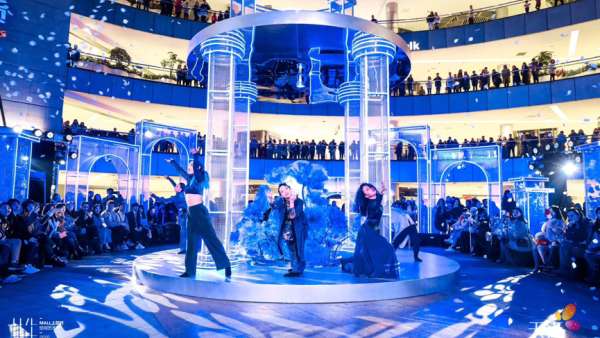 天街的空間藝術(shù)展覽活動裝置攝取古羅馬建筑特色，藝術(shù)感超強