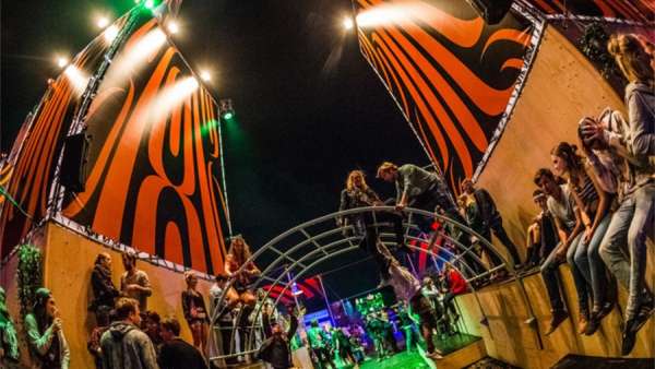 低地音樂節(jié)活動策劃的集裝箱品牌體驗中心才是音樂節(jié)的靈魂