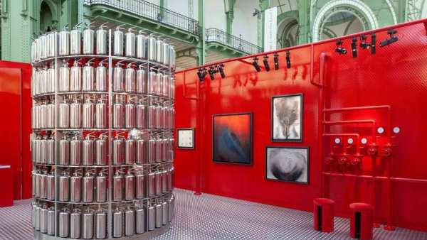 “著火”主題展覽活動(dòng)策劃了一場全新的視覺體驗(yàn)，滅火器很搶鏡