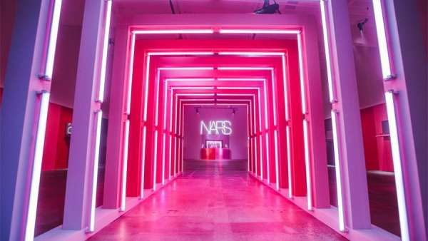 NARS口紅發(fā)布會(huì)活動(dòng)策劃的老式日光燈管拱廊打卡很亮眼