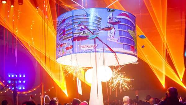 Peak6周年慶典活動策劃的電視劇布景設(shè)計燃炸了整個直升機機庫