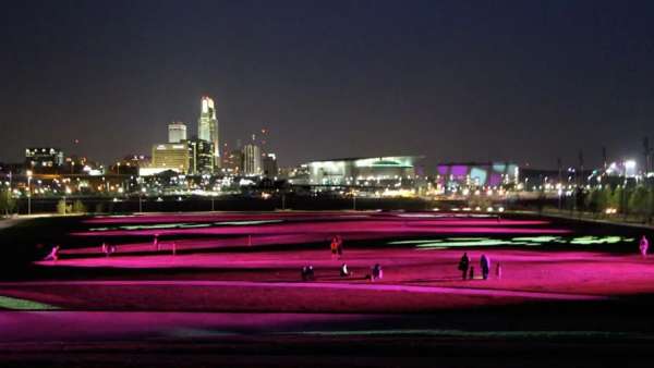 5英畝大草坪的燈光秀展覽活動瞬息萬變，震撼