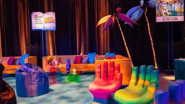 書籍主題的周年活動策劃現(xiàn)場，50英尺的“焦點樹”太吸睛了