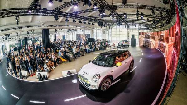 MINI電動(dòng)車(chē)全球發(fā)布會(huì)活動(dòng)策劃的車(chē)道舞美雖然簡(jiǎn)約卻很溫馨