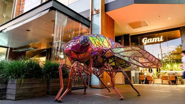 聽說這個購物中心混進了幾只閃閃發(fā)光的巨型昆蟲，瞧瞧去！