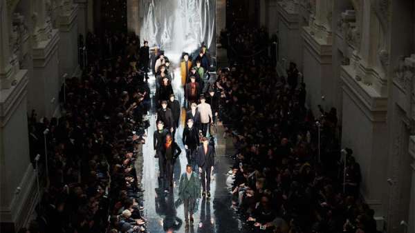 服飾奢侈品牌發(fā)布會活動策劃的透明氣球帶著鞋子準備起飛