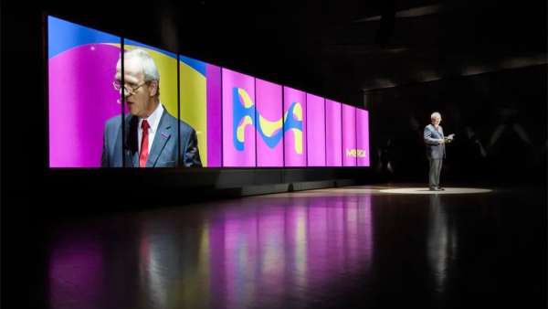 德國這場頒獎活動策劃以戲劇的方式展開了獲獎?wù)叩膫€人故事