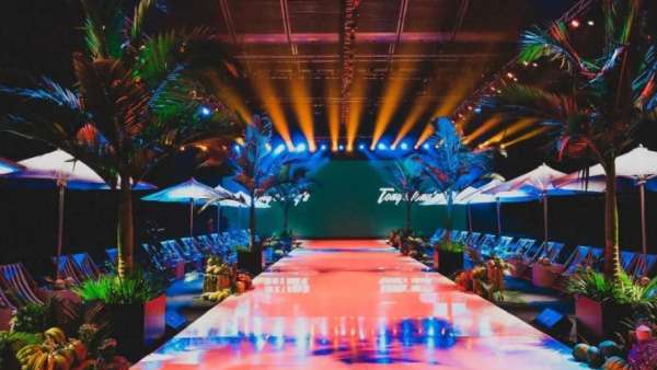 這場夏威夷海邊風情時裝發(fā)布會活動策劃的配色和場景酷極了