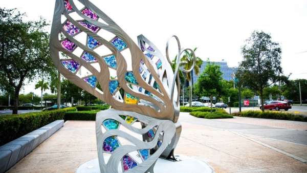 12.5英尺高的不銹鋼蝴蝶展覽活動裝置帶你尋找自我的美麗